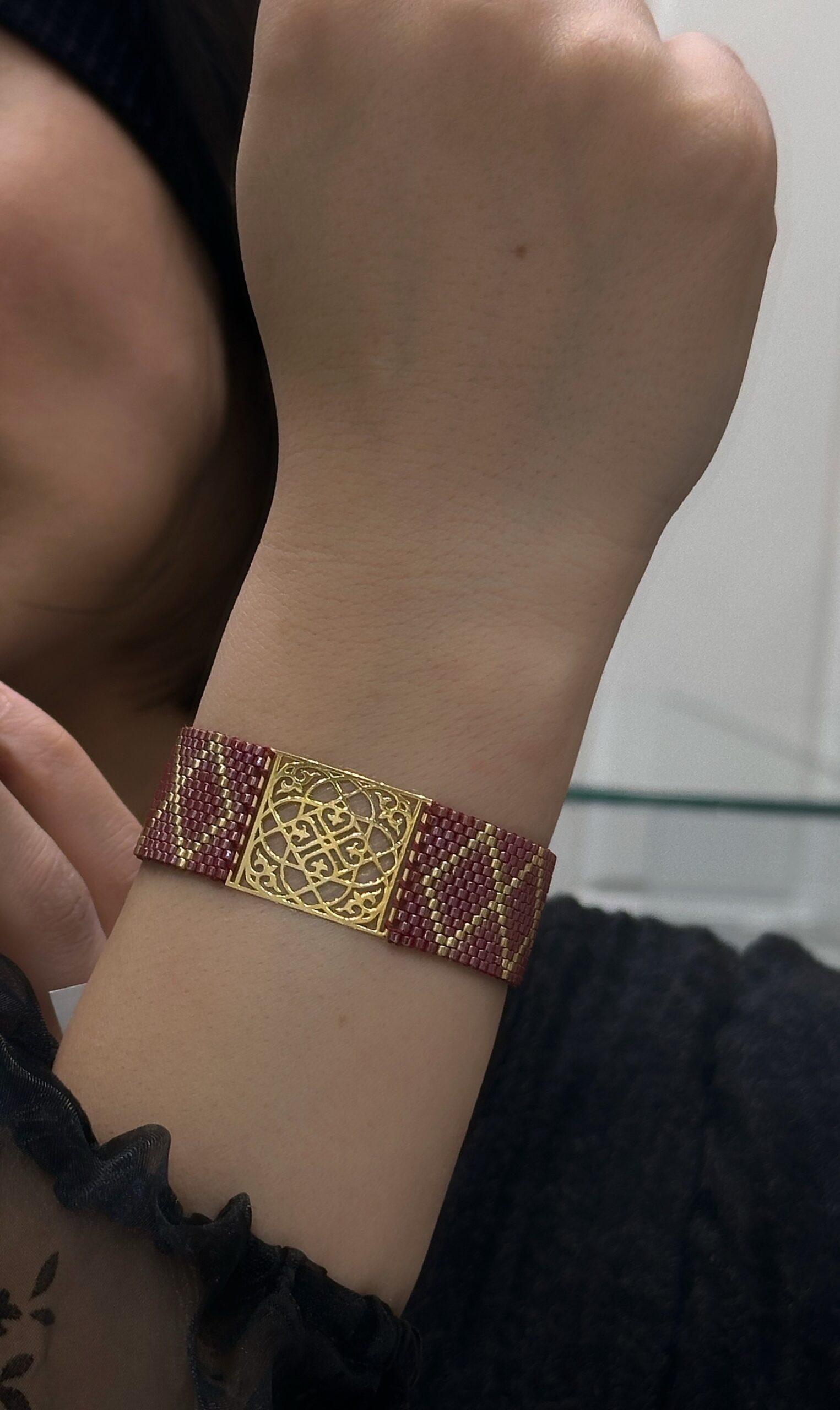 دستبند میوکی با پلاک لیزری طلا طرح سنتی