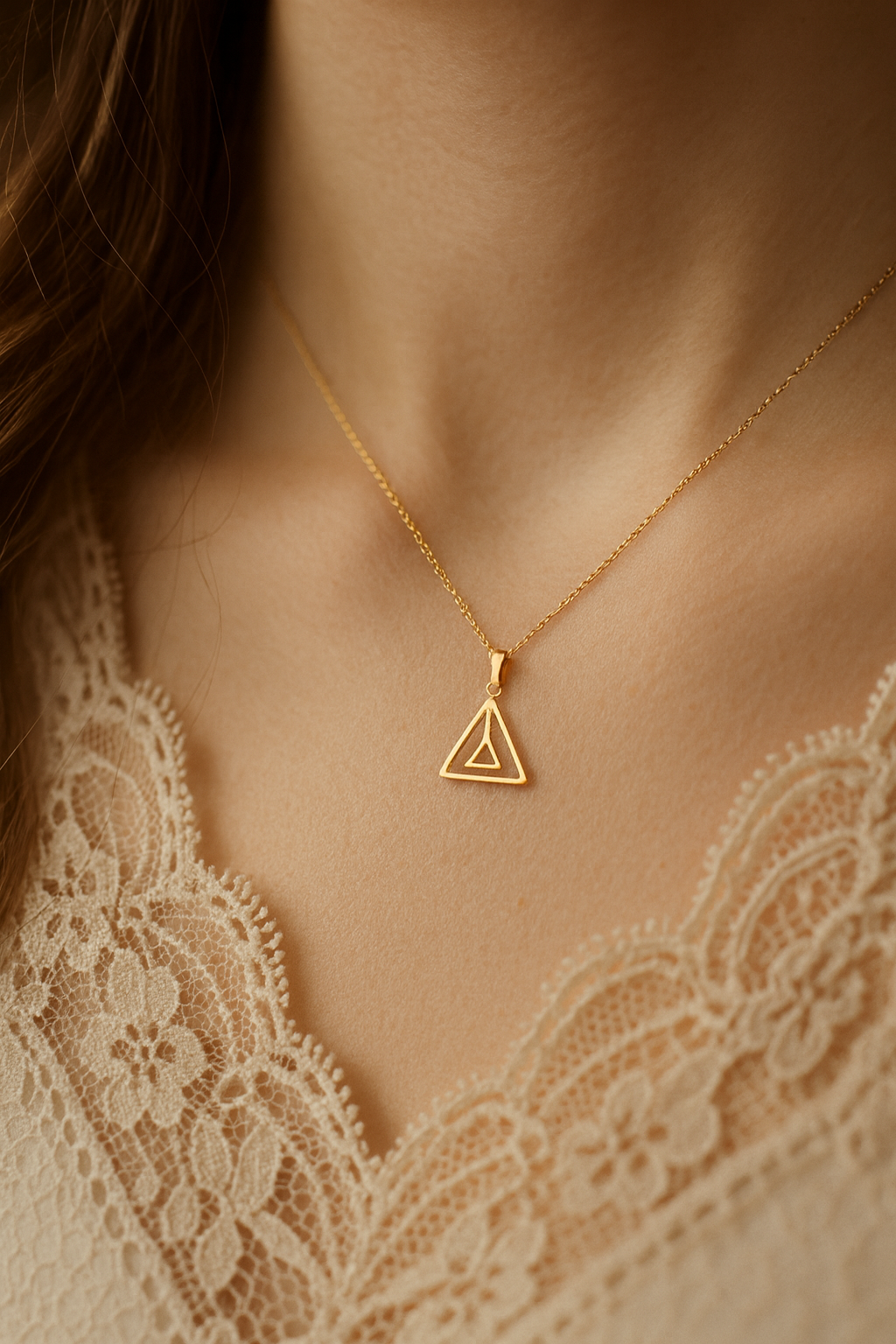 آویز طلا مثلثی مینیمال – طراحی مدرن و ظریف - تصویر 2